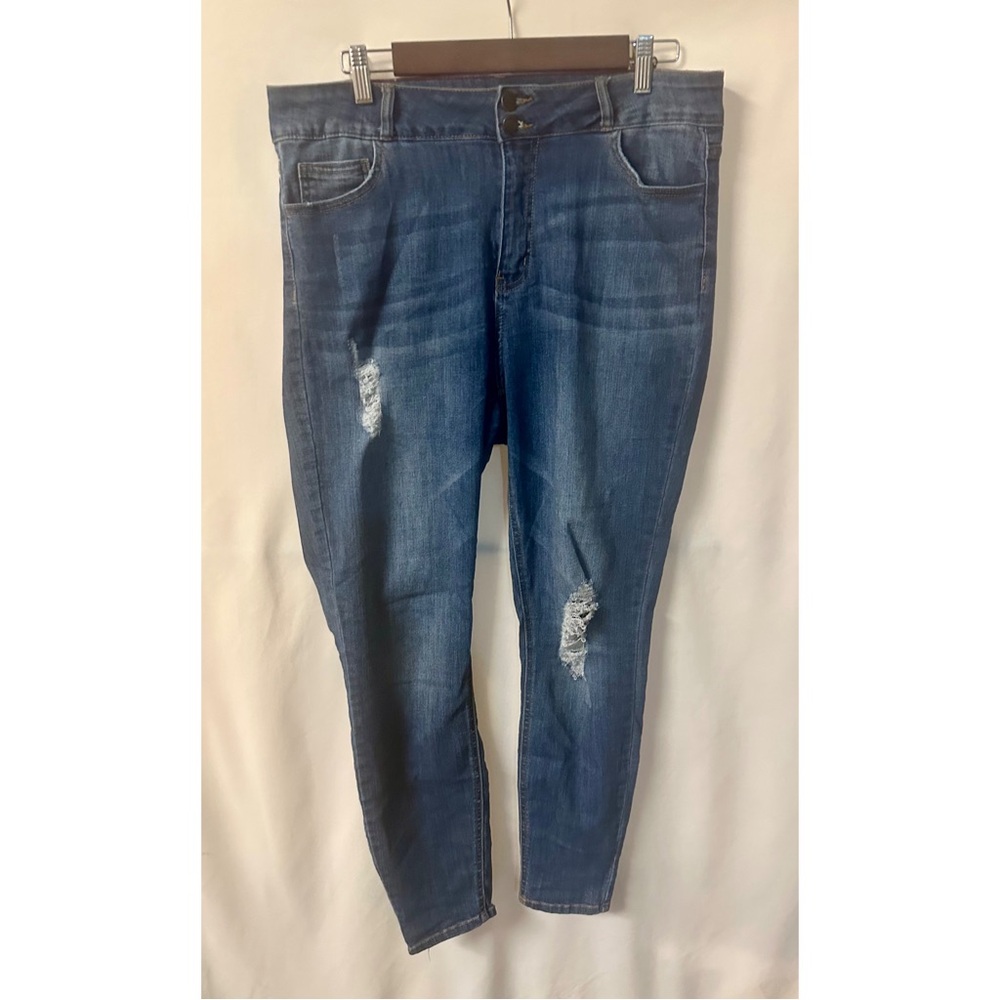 Discount Divas by Cello Distressed Blue Jeans size 14